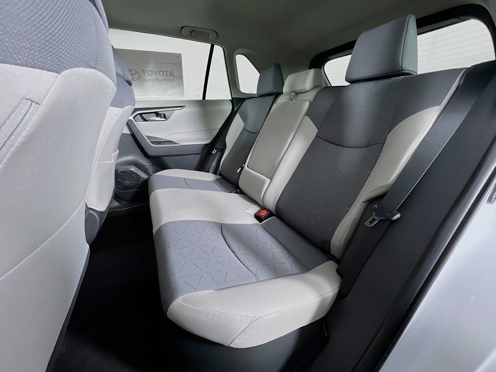 2025 Toyota RAV4 Hybrid XLE - Photo 13