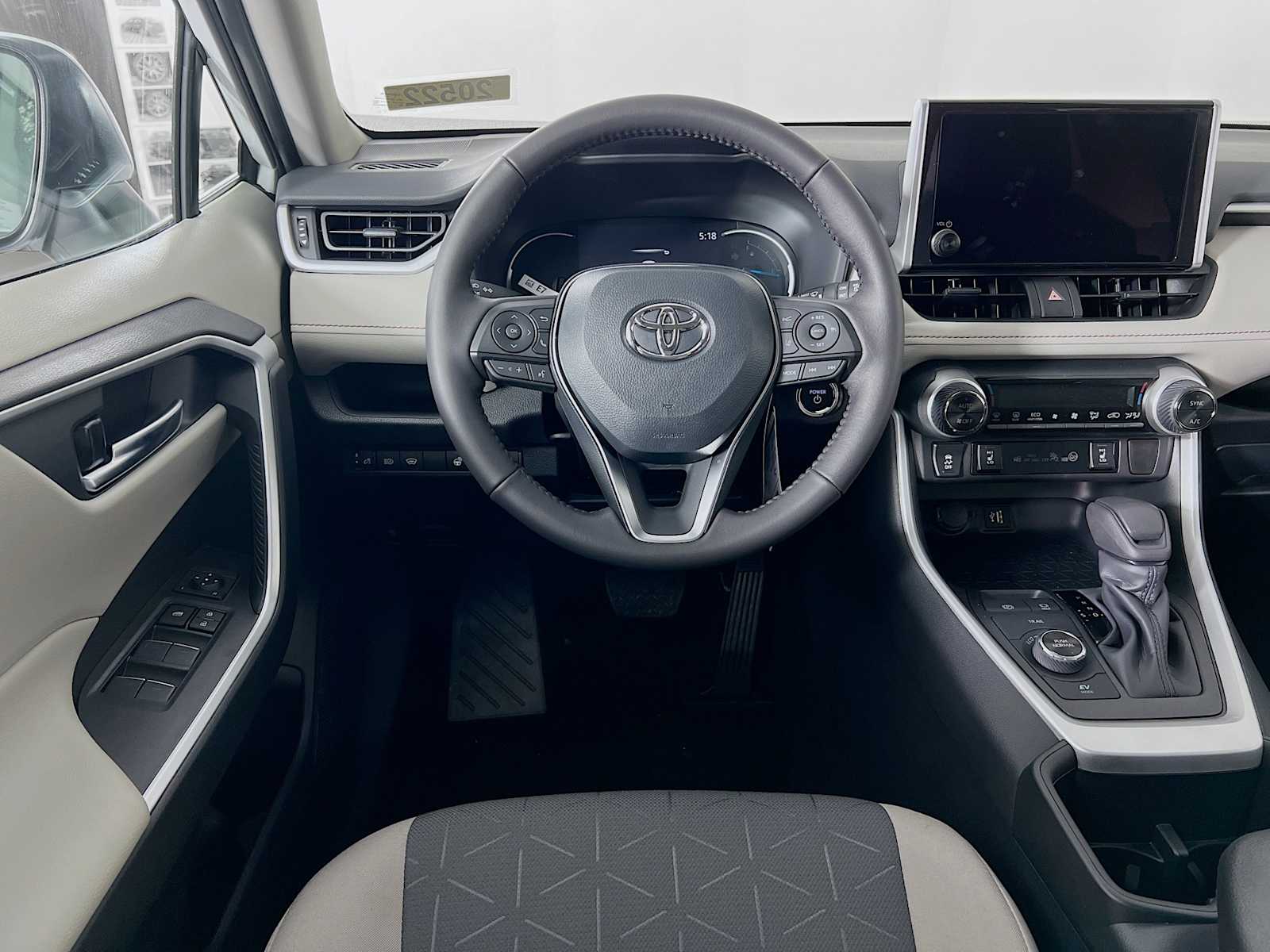 2025 Toyota RAV4 Hybrid XLE - Photo 15