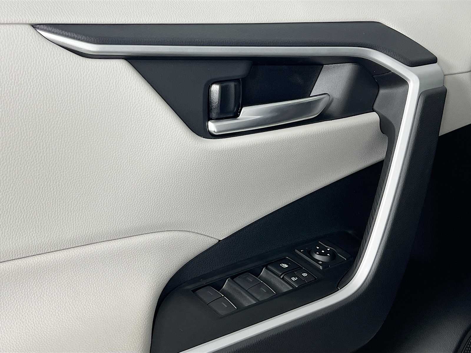 2025 Toyota RAV4 Hybrid XLE - Photo 16