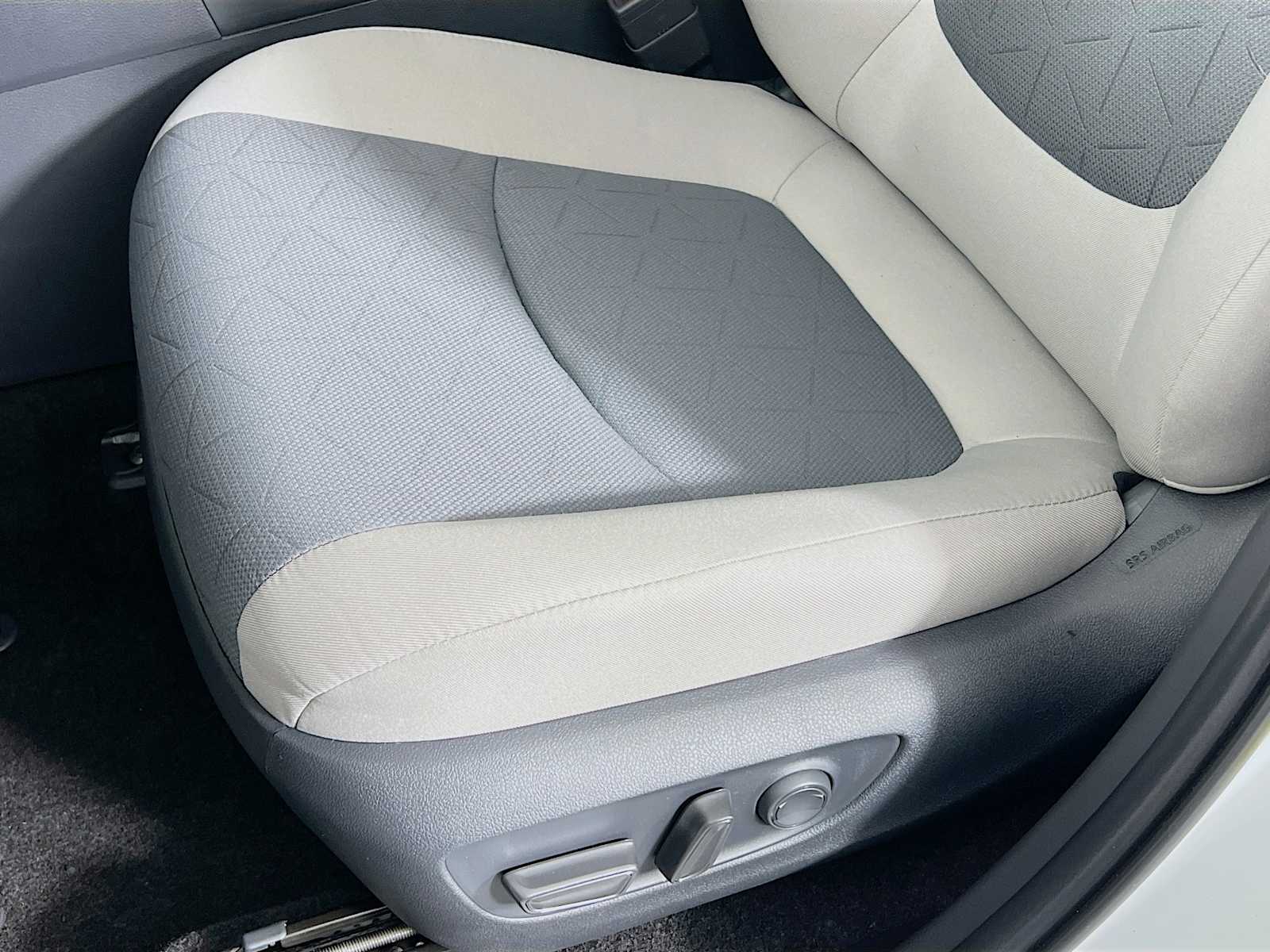 2025 Toyota RAV4 Hybrid XLE - Photo 17