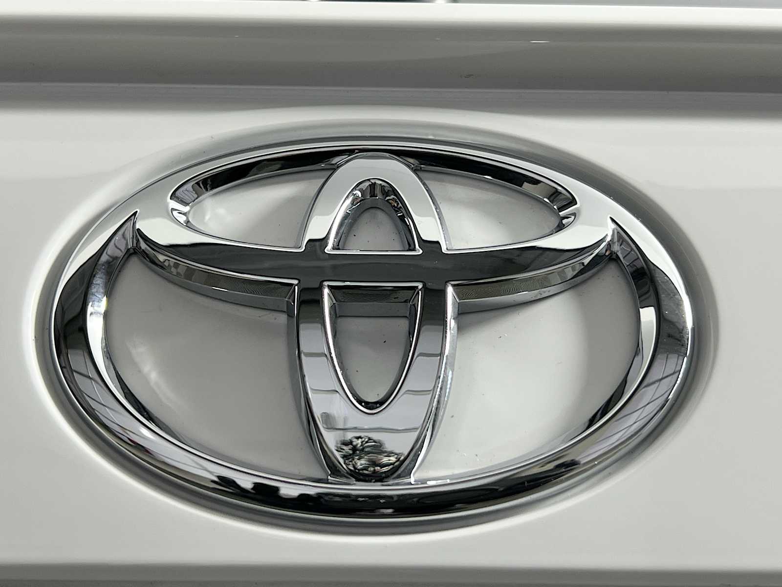 2025 Toyota RAV4 Hybrid XLE - Photo 18