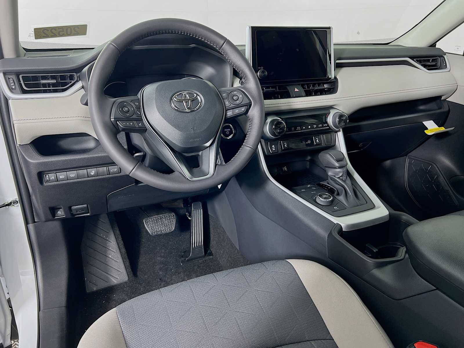 2025 Toyota RAV4 Hybrid XLE - Photo 6