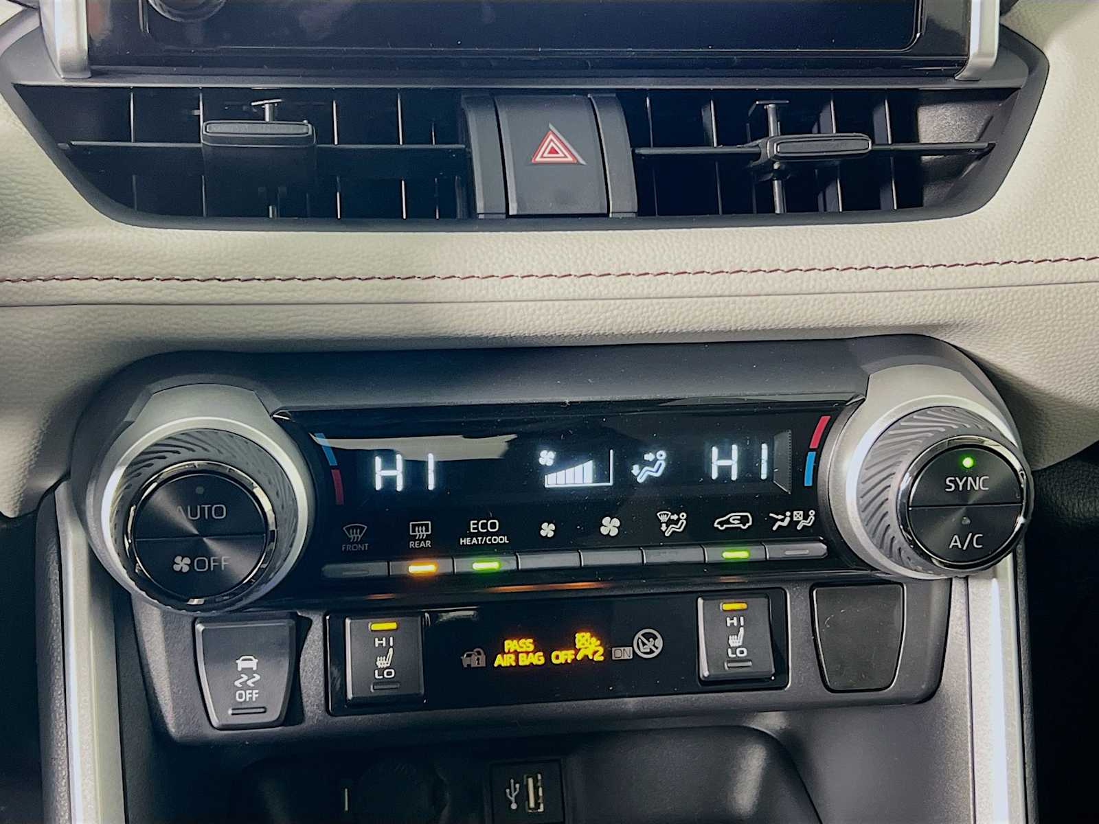 2025 Toyota RAV4 Hybrid XLE - Photo 10