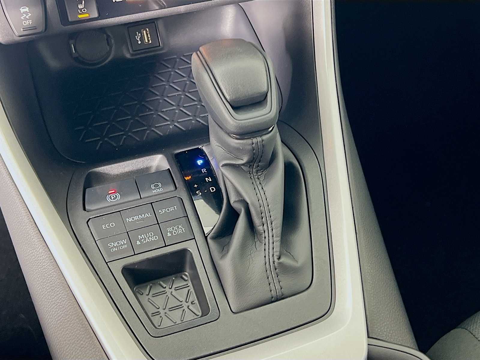 2025 Toyota RAV4 XLE - Photo 11