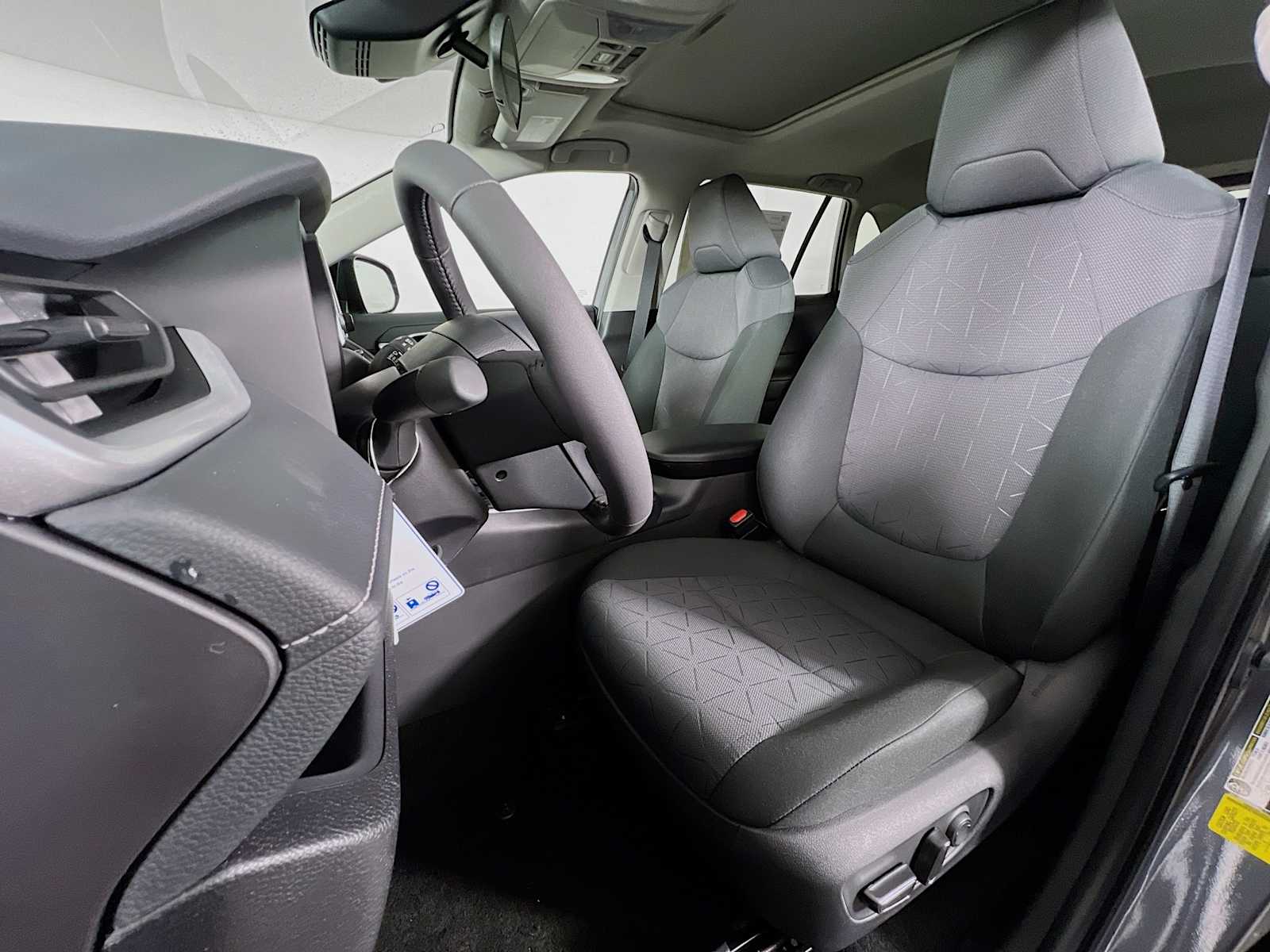 2025 Toyota RAV4 XLE - Photo 12