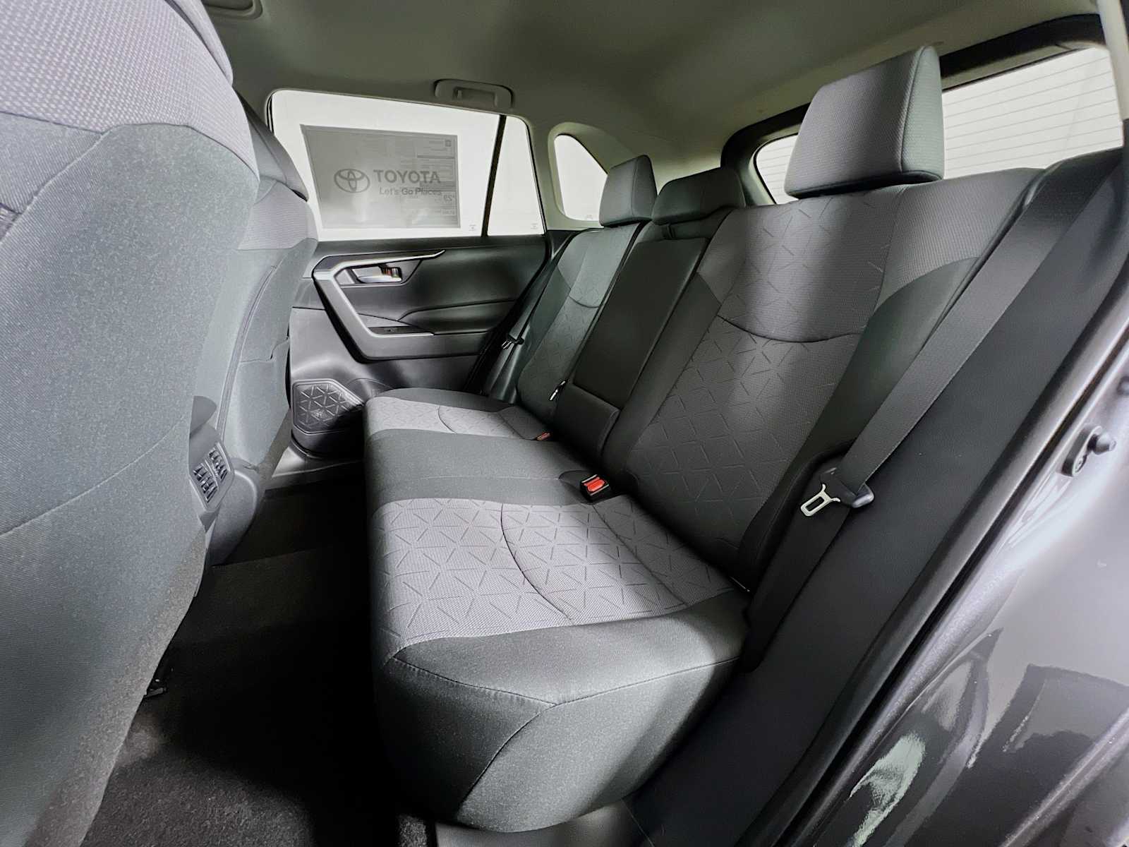 2025 Toyota RAV4 XLE - Photo 13