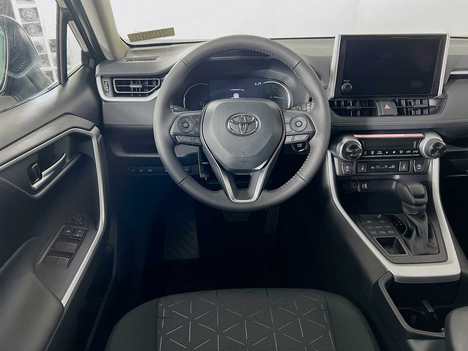 2025 Toyota RAV4 XLE - Photo 15