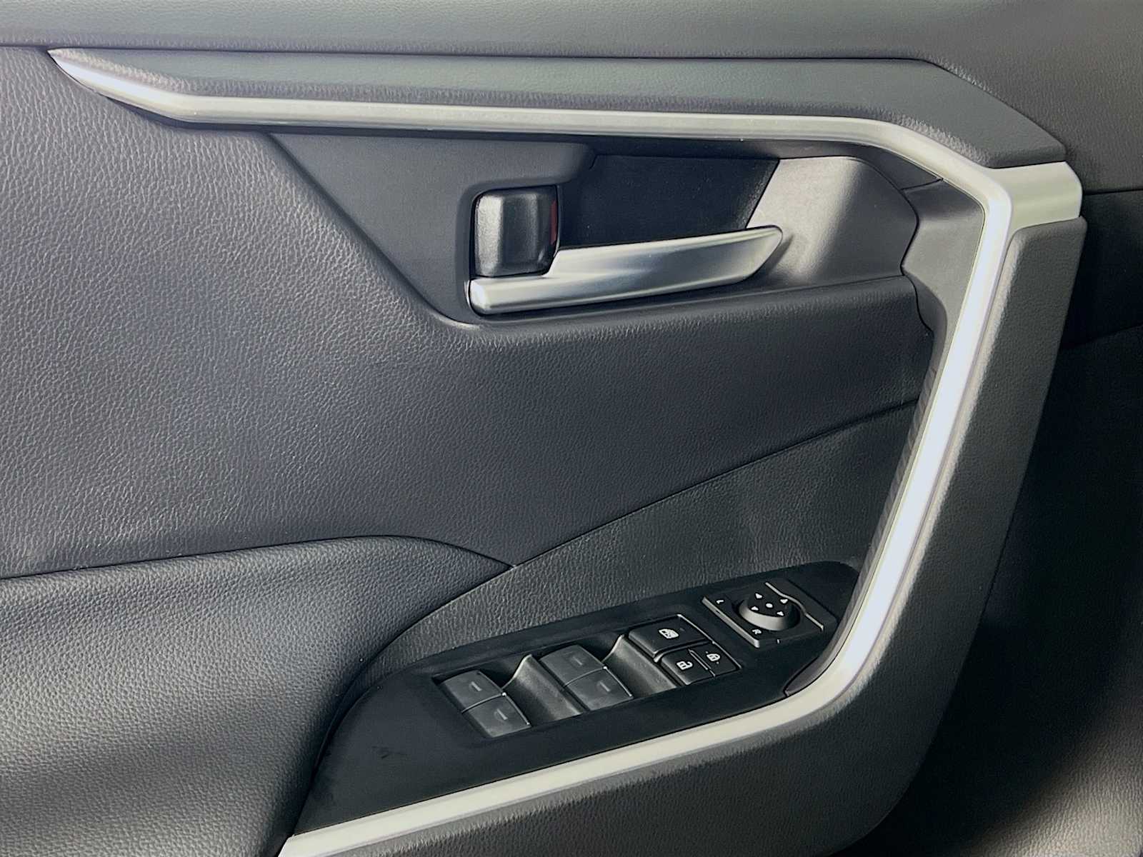 2025 Toyota RAV4 XLE - Photo 16