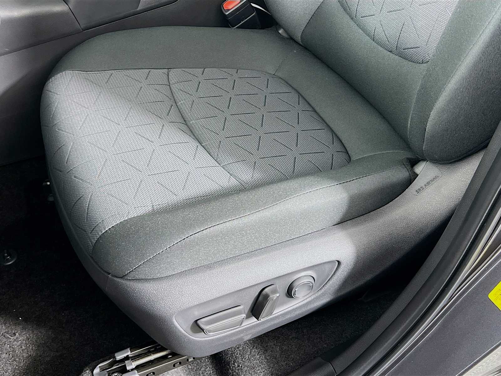 2025 Toyota RAV4 XLE - Photo 17