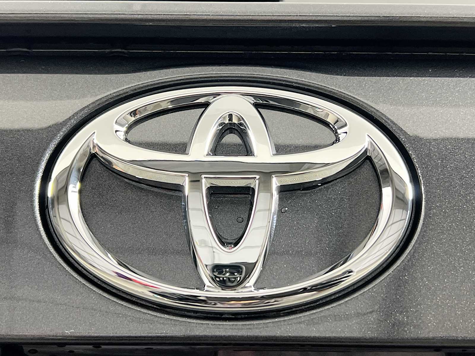 2025 Toyota RAV4 XLE - Photo 18