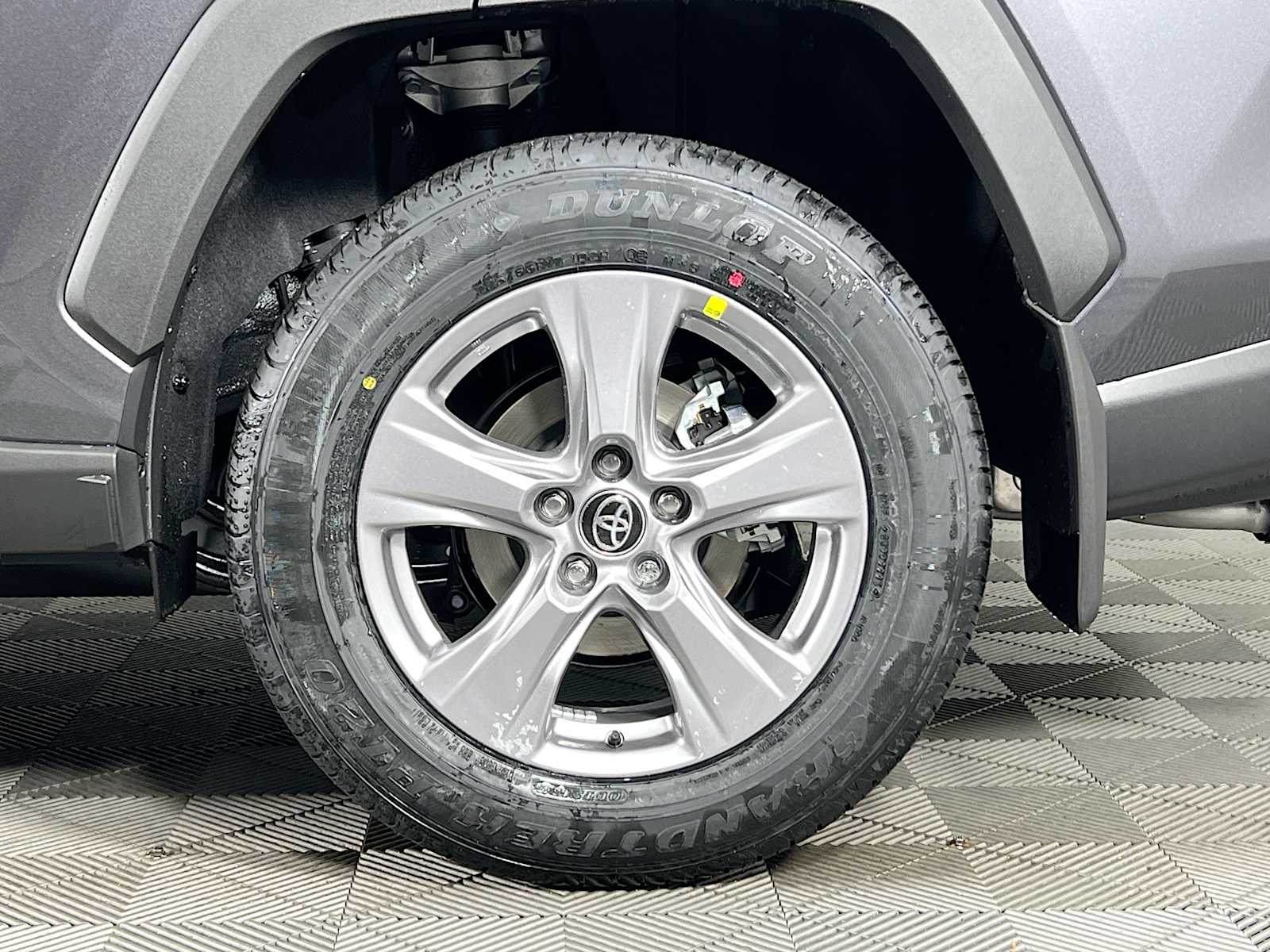 2025 Toyota RAV4 XLE - Photo 19