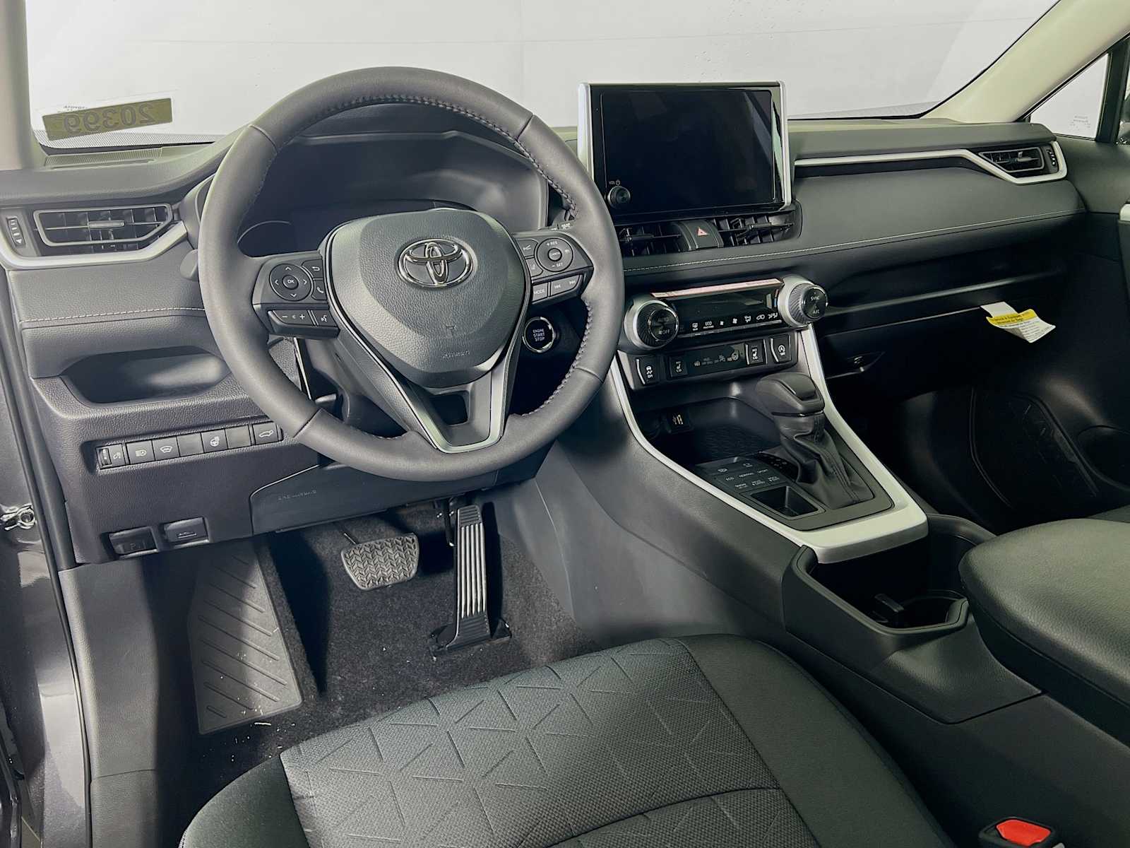 2025 Toyota RAV4 XLE - Photo 6