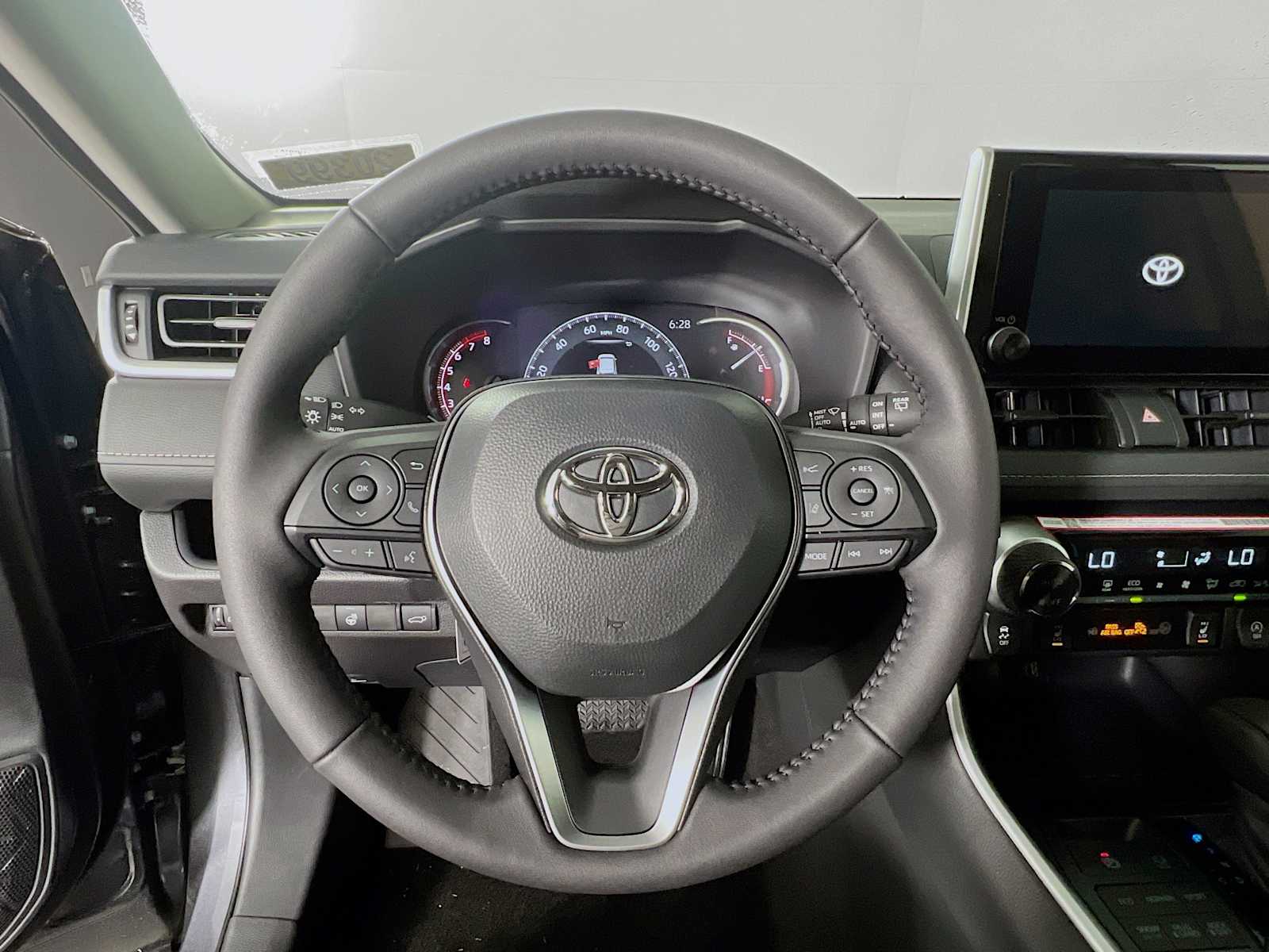2025 Toyota RAV4 XLE - Photo 7