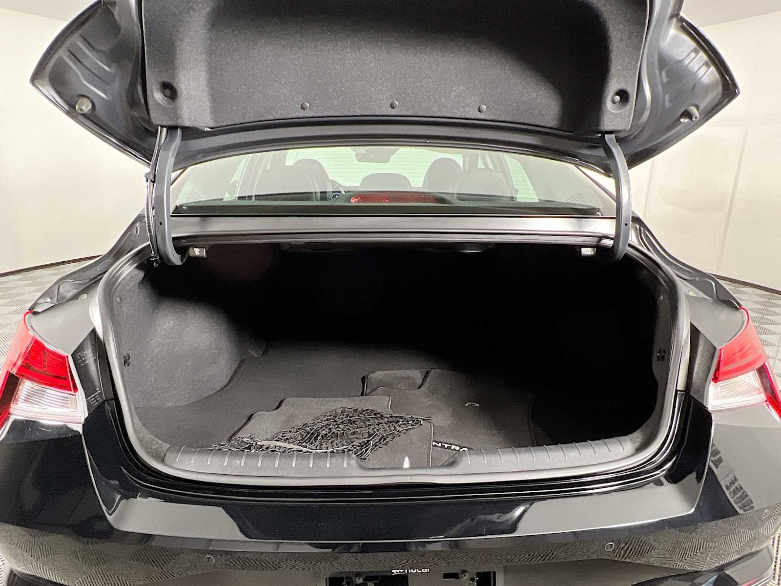 2023 Hyundai Elantra Limited - Photo 27