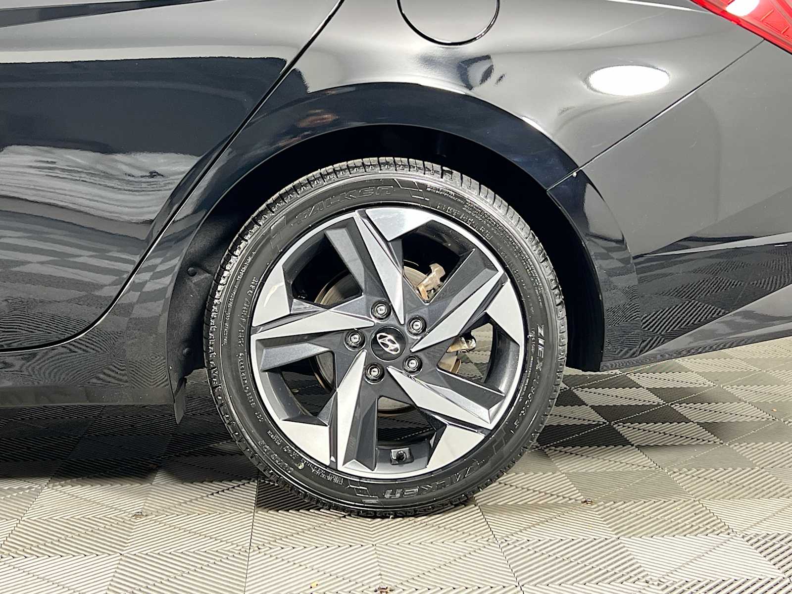 2023 Hyundai Elantra Limited - Photo 32