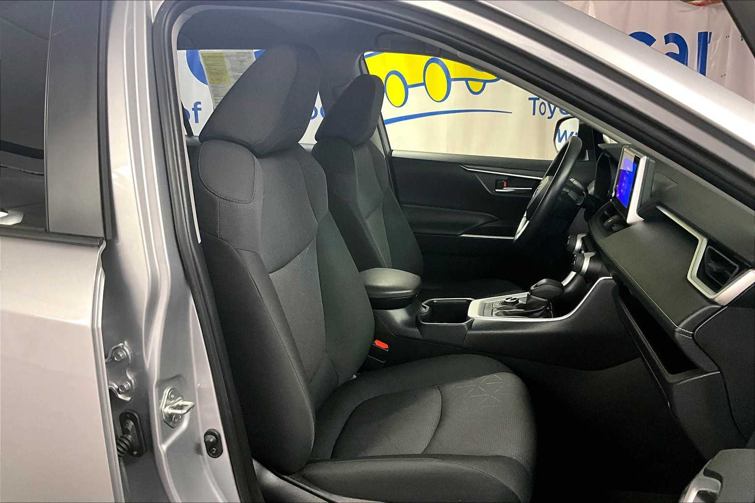 2024 Toyota RAV4 Hybrid XLE - Photo 11