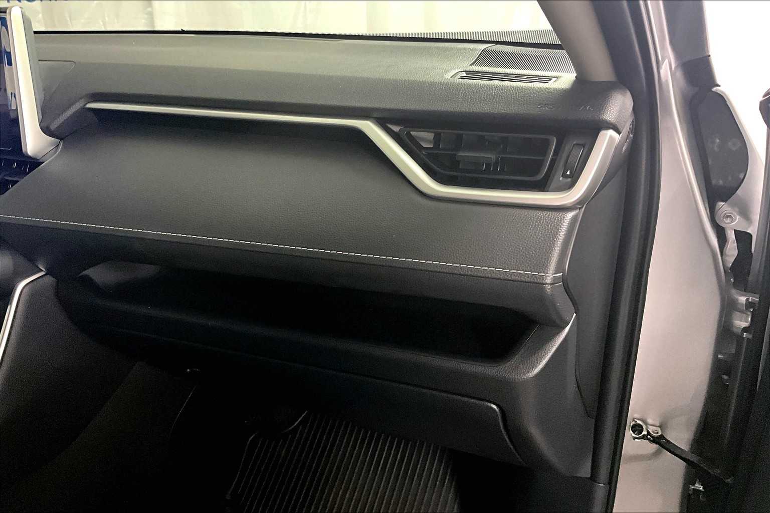 2024 Toyota RAV4 Hybrid XLE - Photo 13