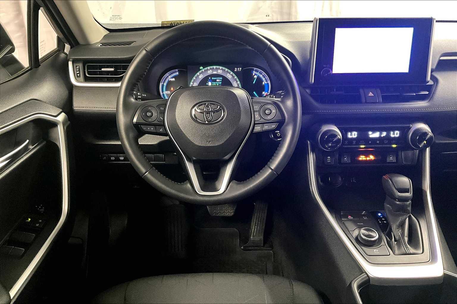2024 Toyota RAV4 Hybrid XLE - Photo 17
