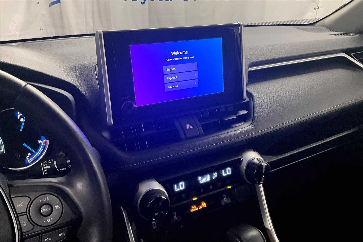 2024 Toyota RAV4 Hybrid XLE - Photo 18