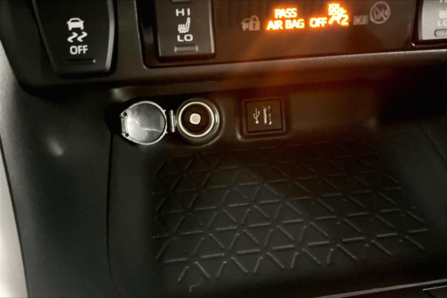 2024 Toyota RAV4 Hybrid XLE - Photo 26