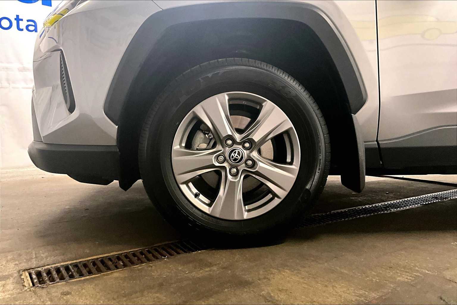 2024 Toyota RAV4 Hybrid XLE - Photo 7