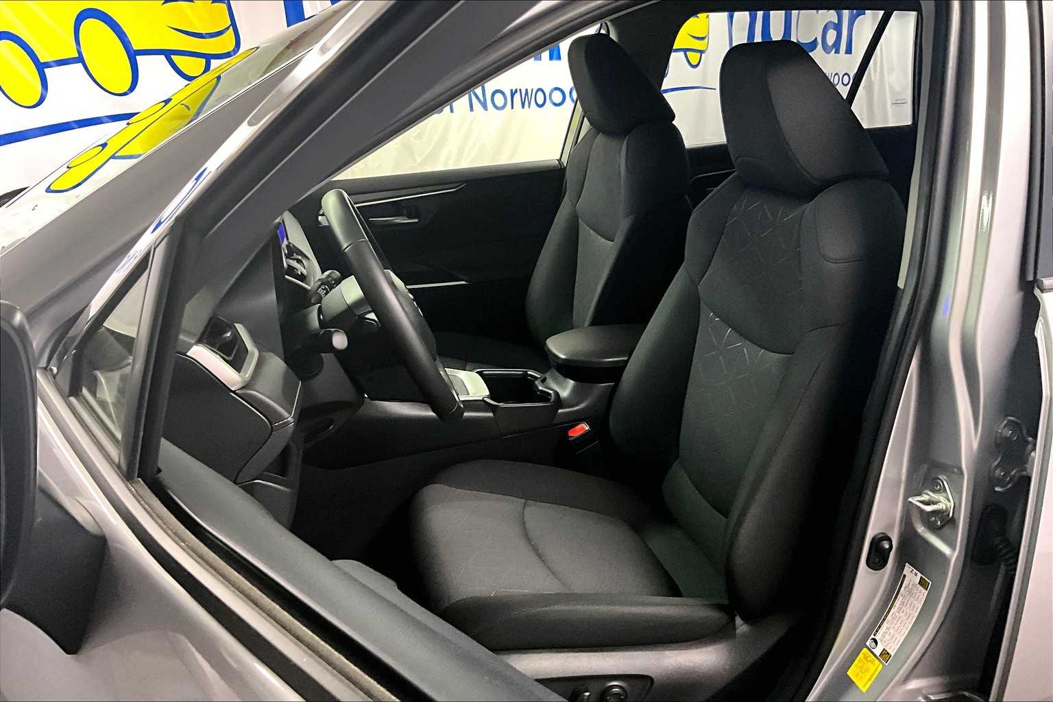 2024 Toyota RAV4 Hybrid XLE - Photo 10