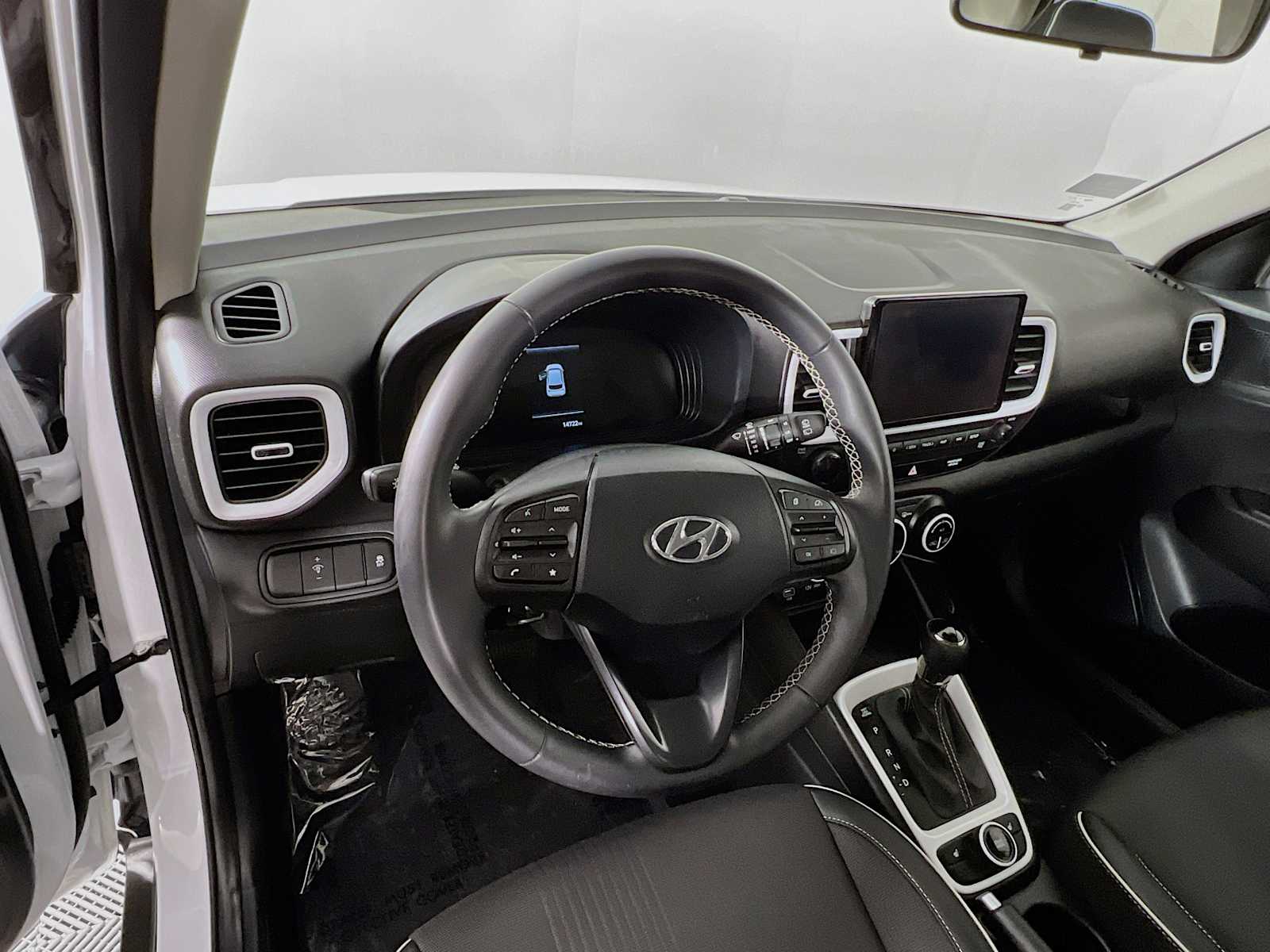 2024 Hyundai Venue Limited - Photo 11