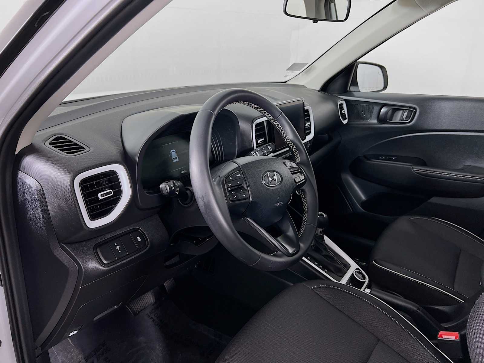 2024 Hyundai Venue Limited - Photo 9