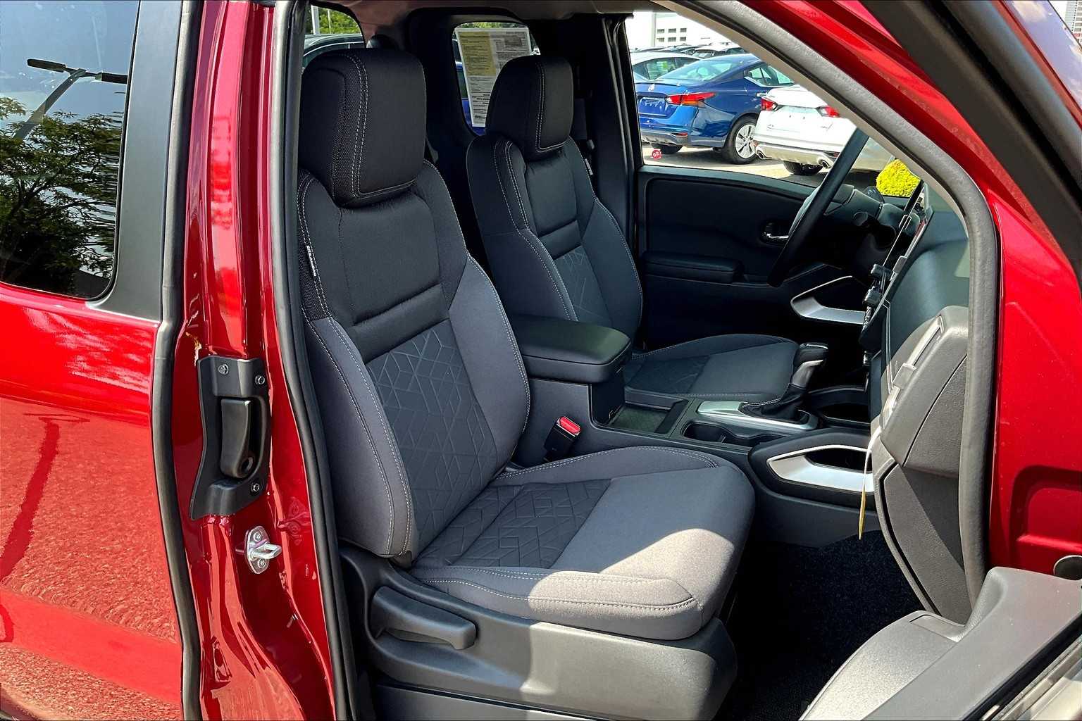2025 Nissan Frontier SV - Photo 11