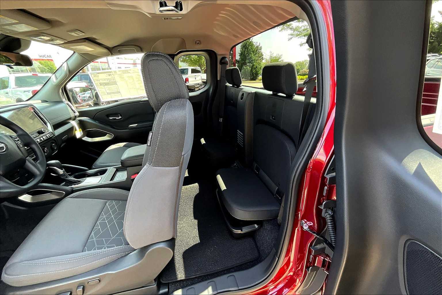 2025 Nissan Frontier SV - Photo 15