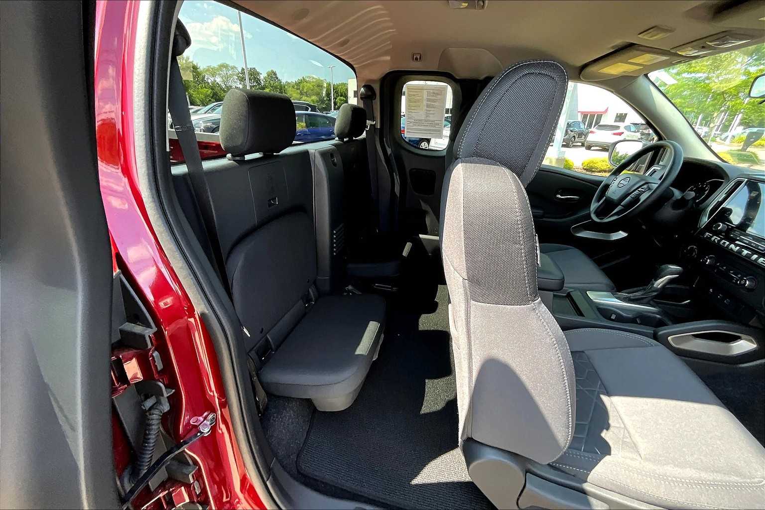 2025 Nissan Frontier SV - Photo 16