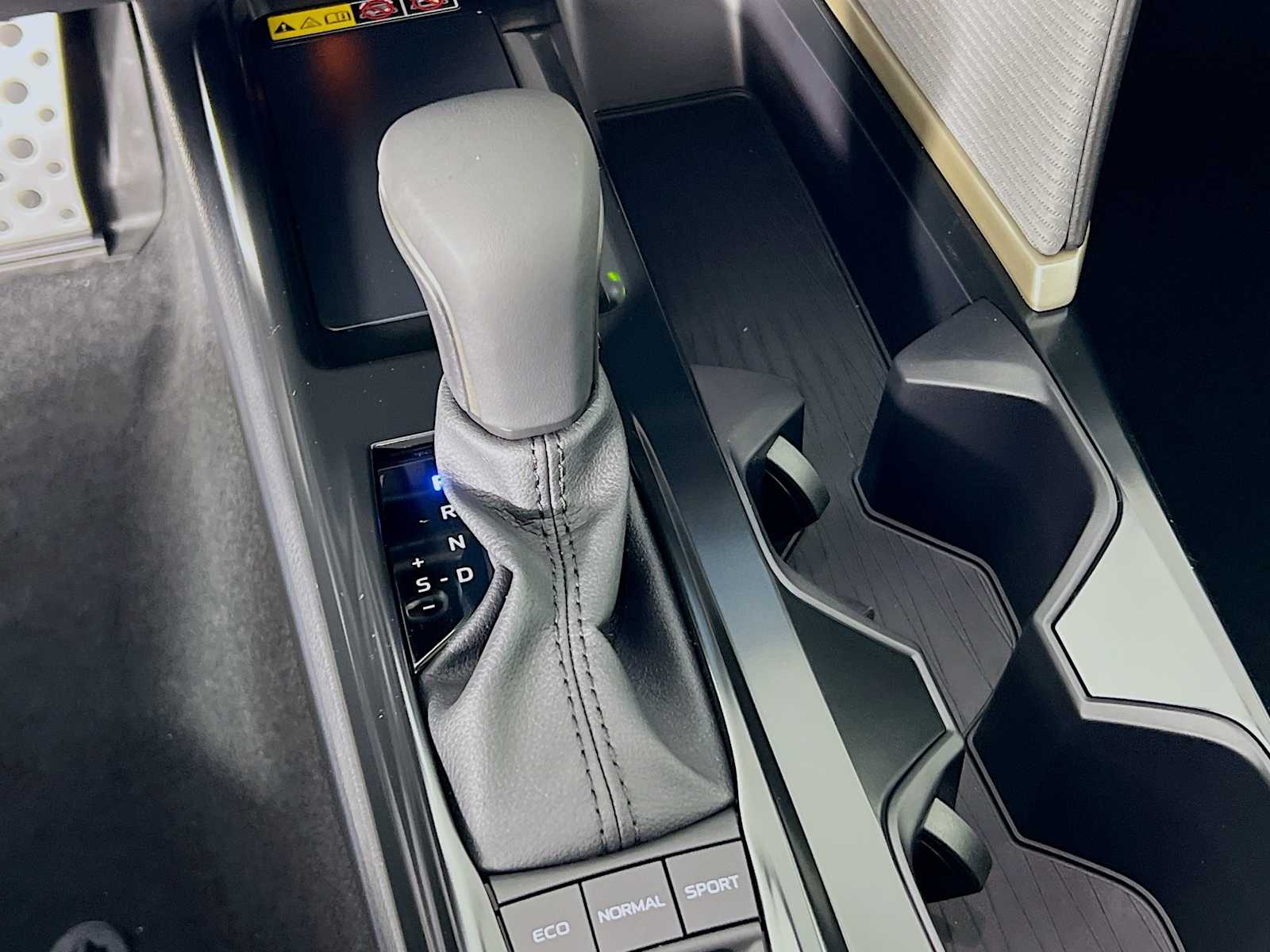 2025 Toyota Camry SE - Photo 11