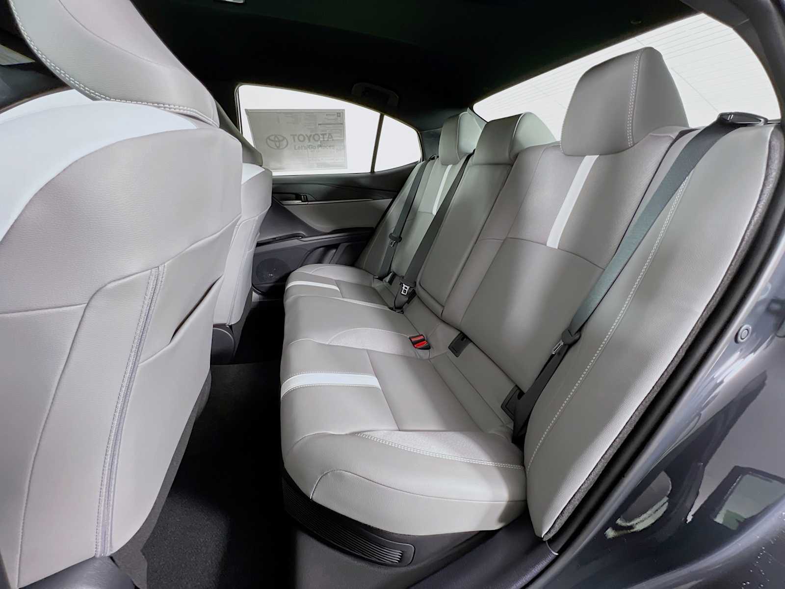2025 Toyota Camry SE - Photo 13