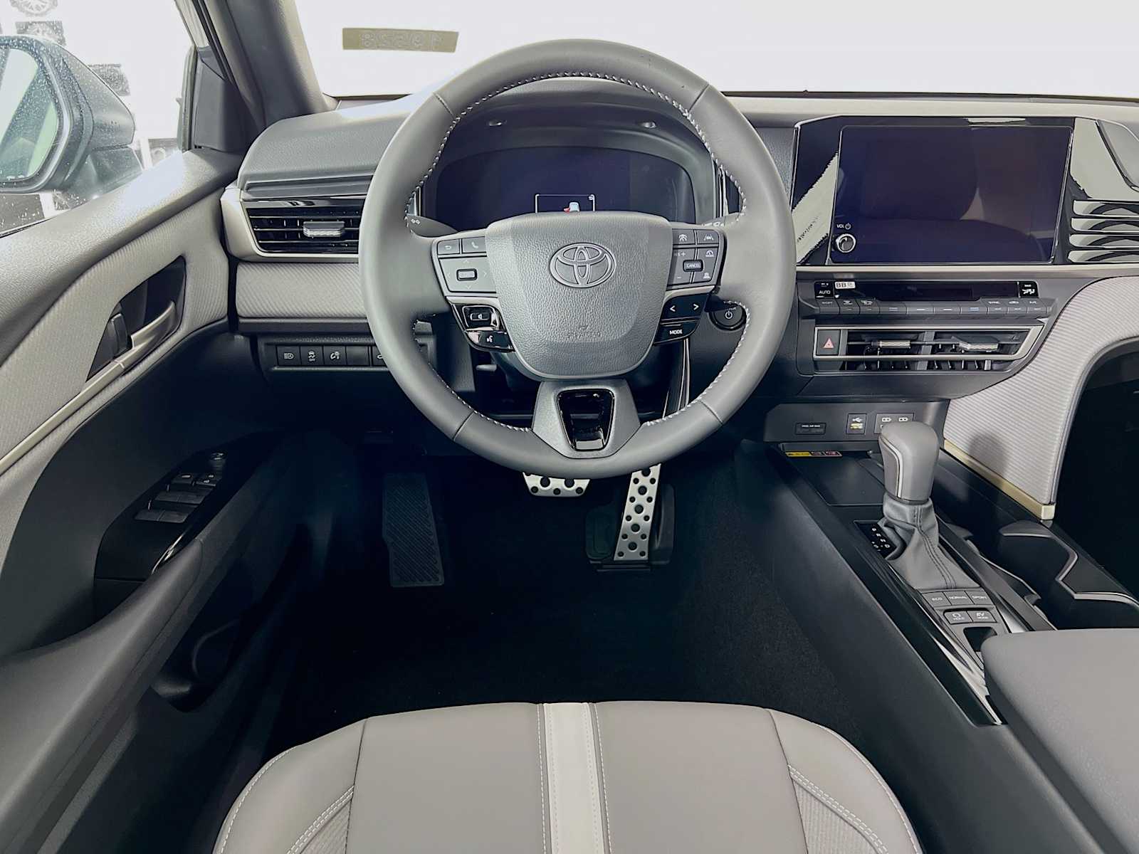 2025 Toyota Camry SE - Photo 15