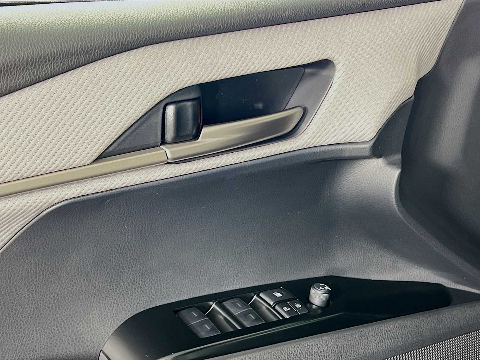 2025 Toyota Camry SE - Photo 16