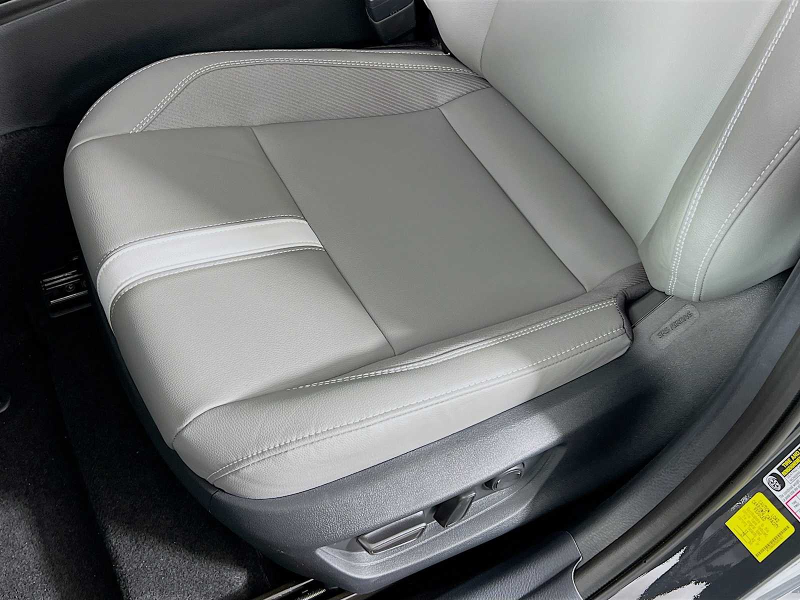 2025 Toyota Camry SE - Photo 17