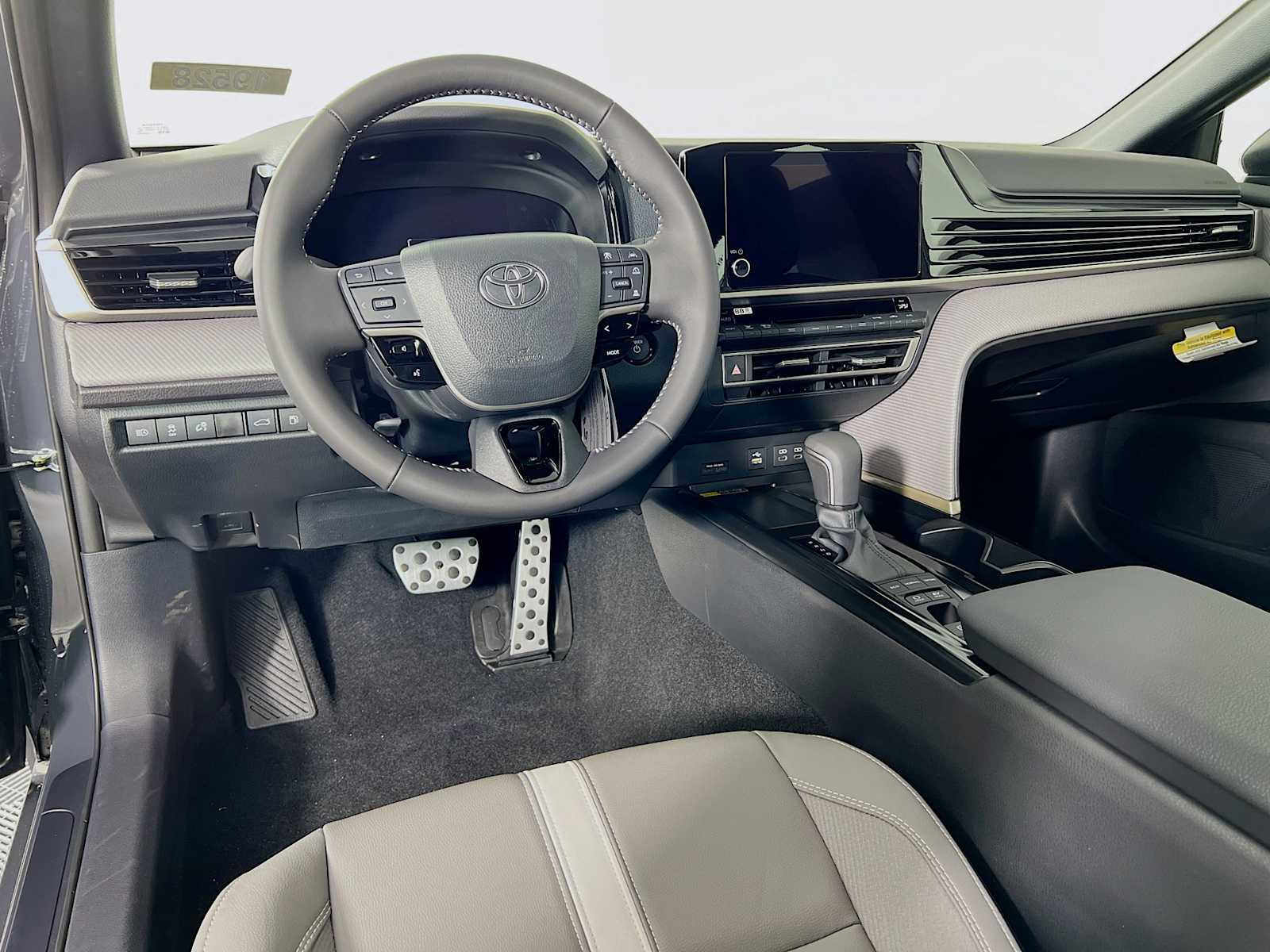 2025 Toyota Camry SE - Photo 6