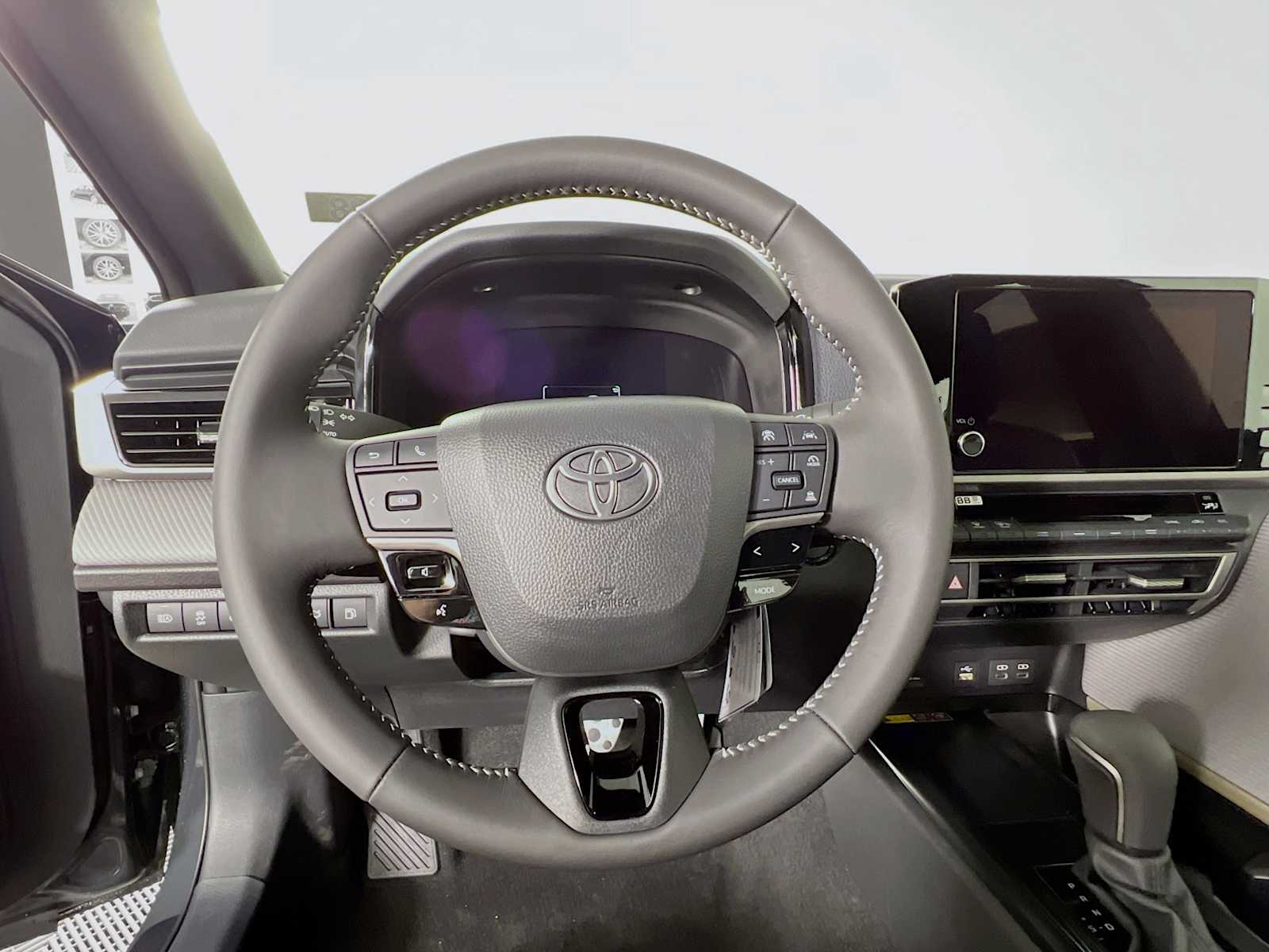 2025 Toyota Camry SE - Photo 7