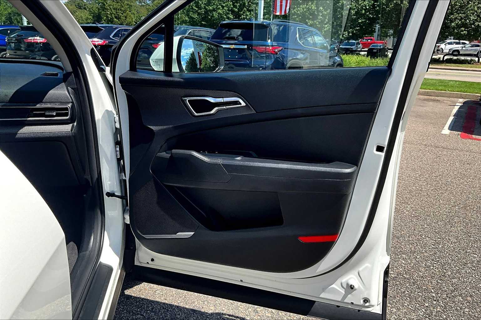 2023 Kia Sportage LX - Photo 12