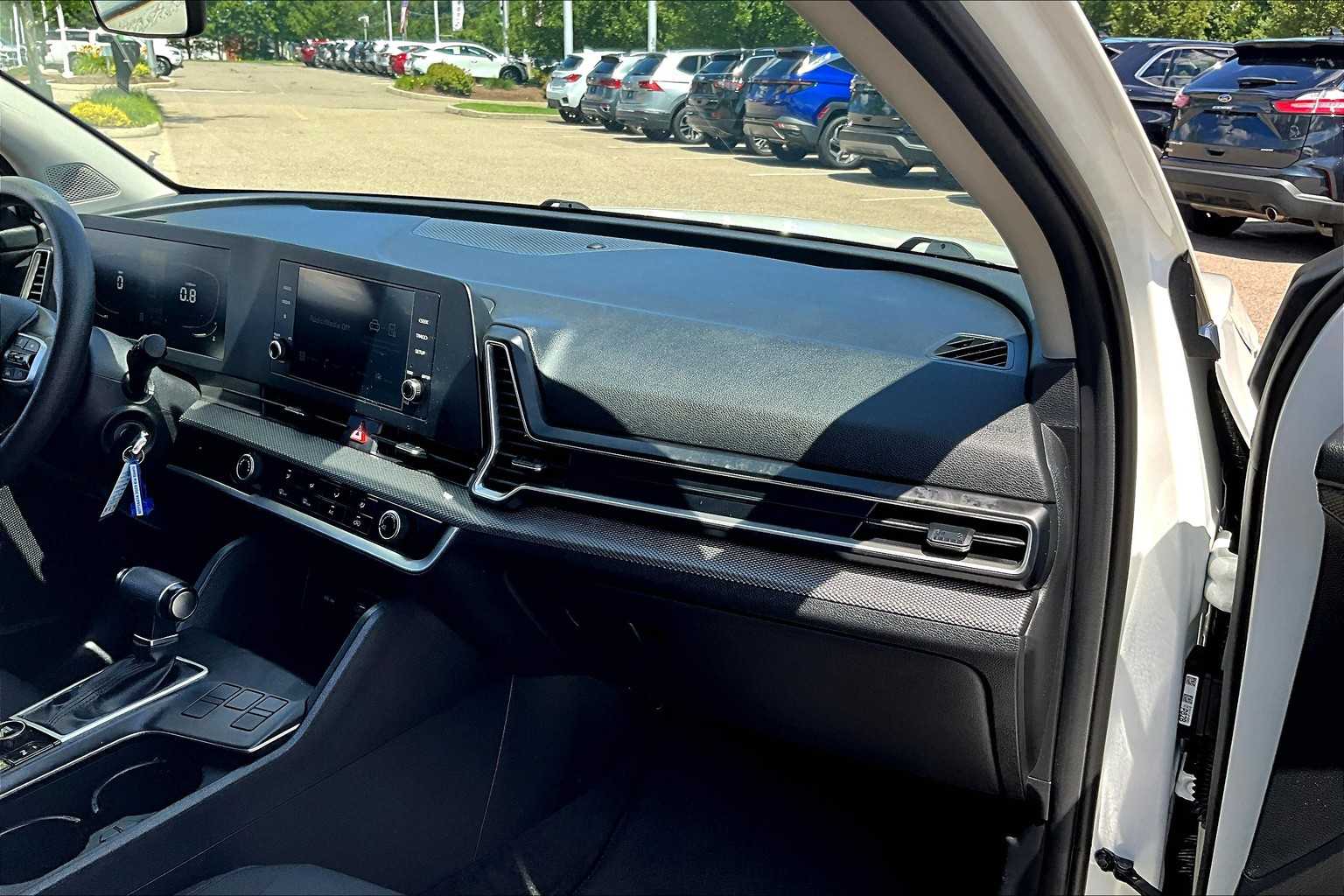 2023 Kia Sportage LX - Photo 13