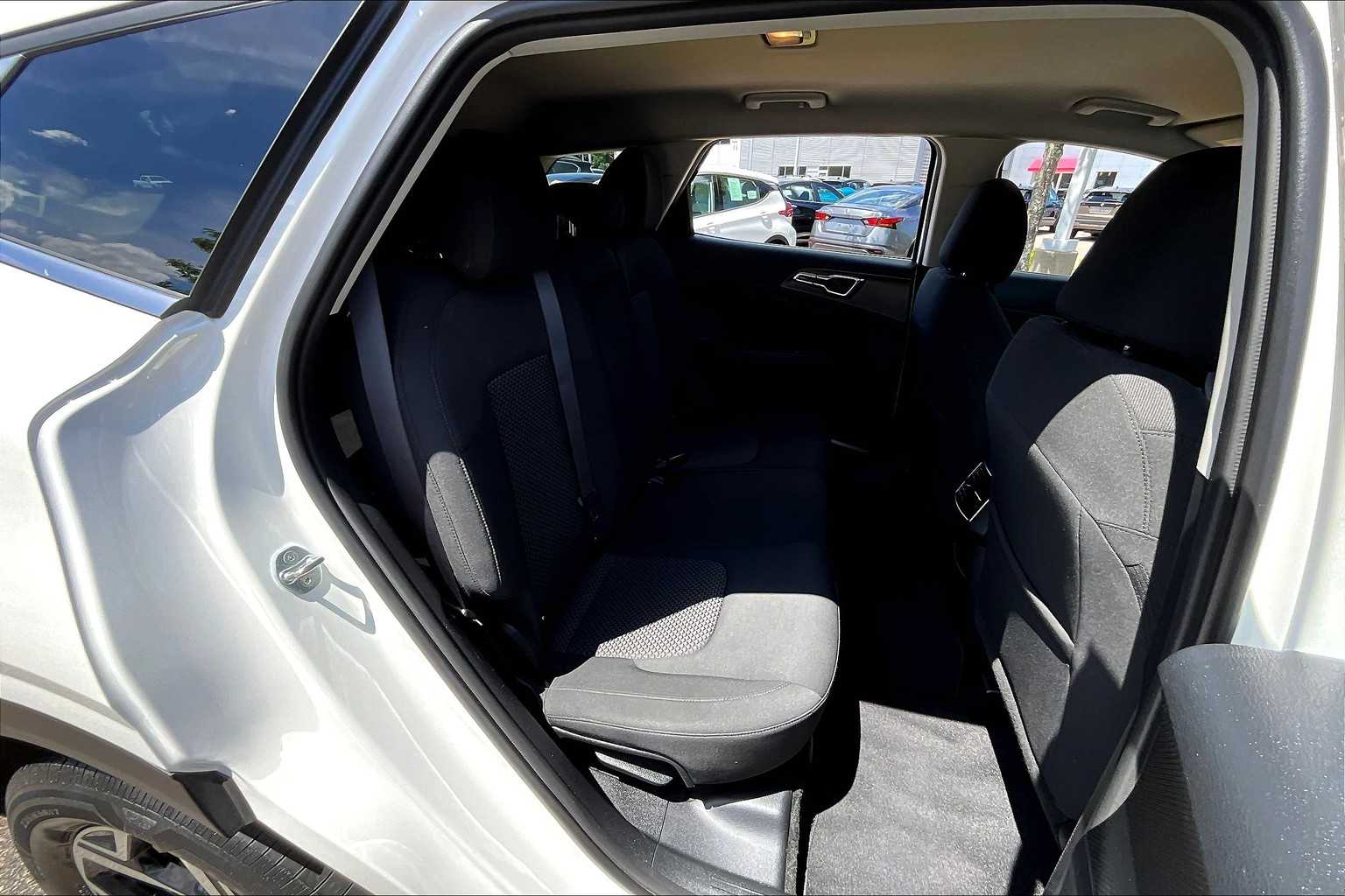 2023 Kia Sportage LX - Photo 16