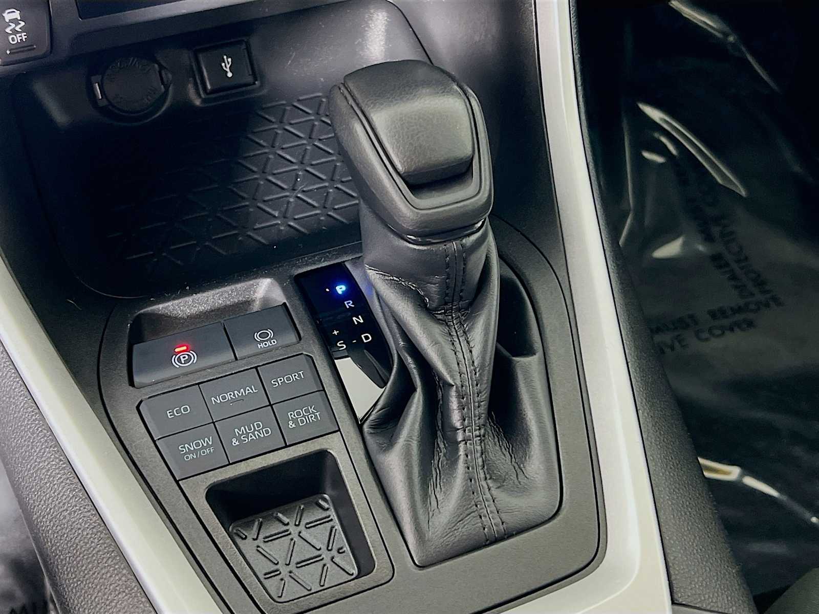 2022 Toyota RAV4 LE - Photo 16