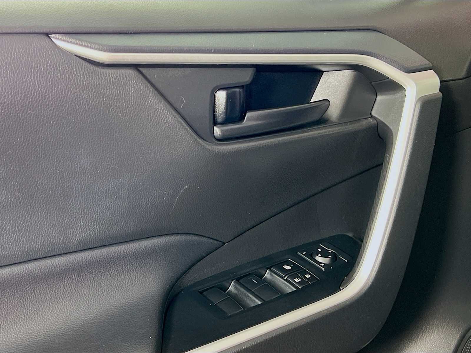 2022 Toyota RAV4 LE - Photo 17
