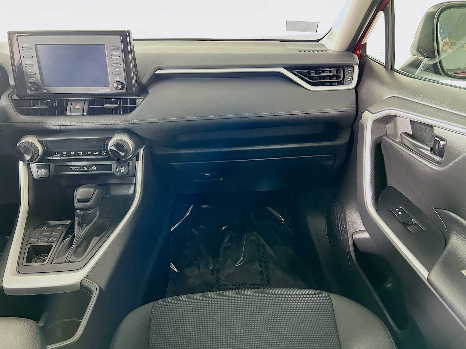 2022 Toyota RAV4 LE - Photo 22