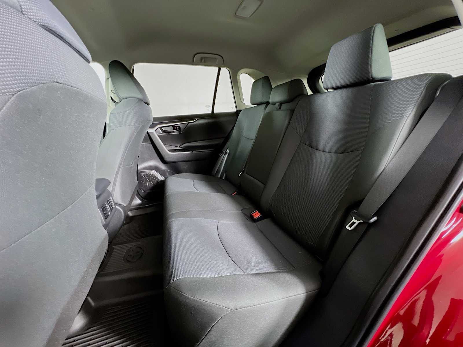 2022 Toyota RAV4 LE - Photo 23
