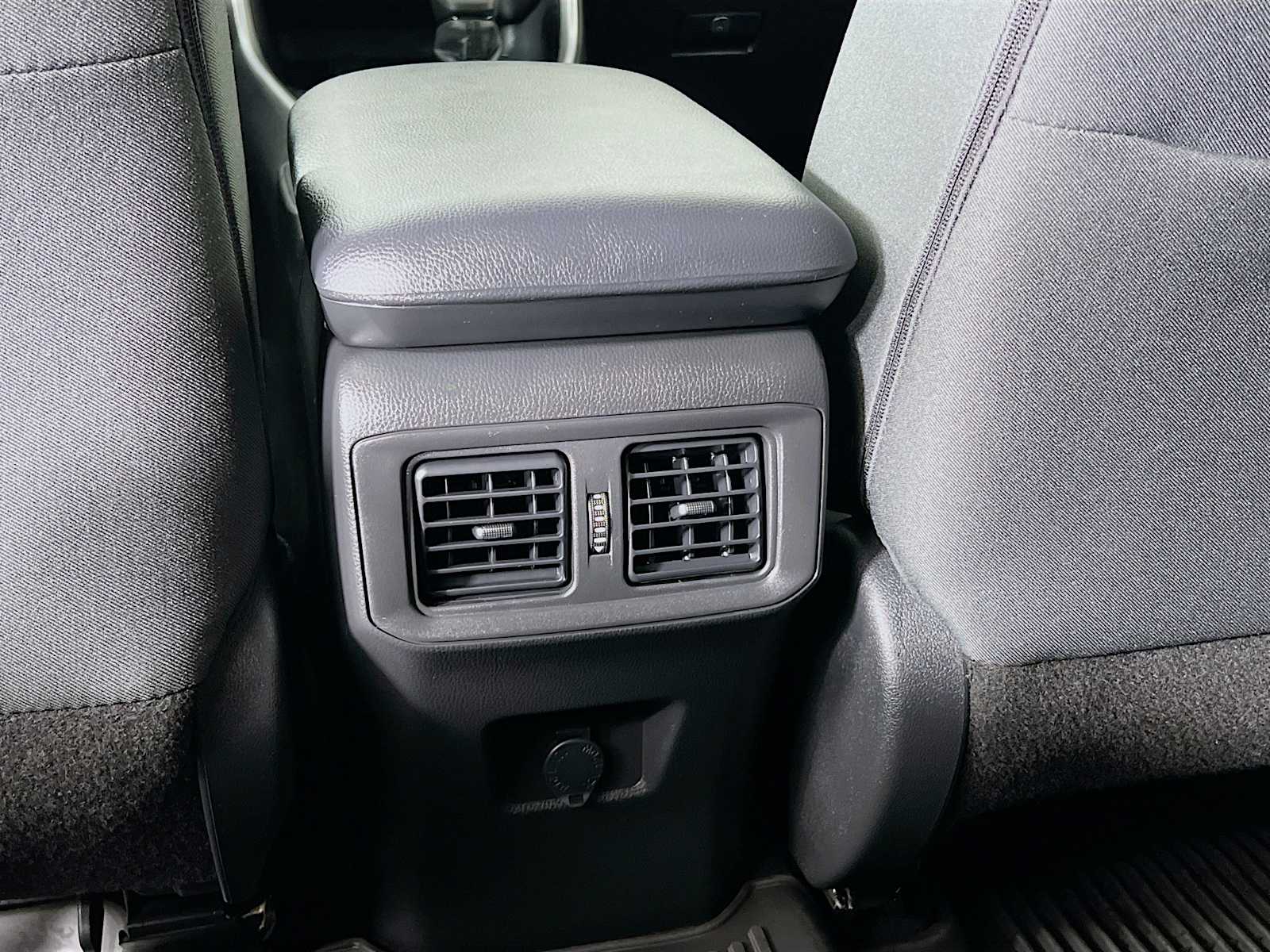 2022 Toyota RAV4 LE - Photo 24