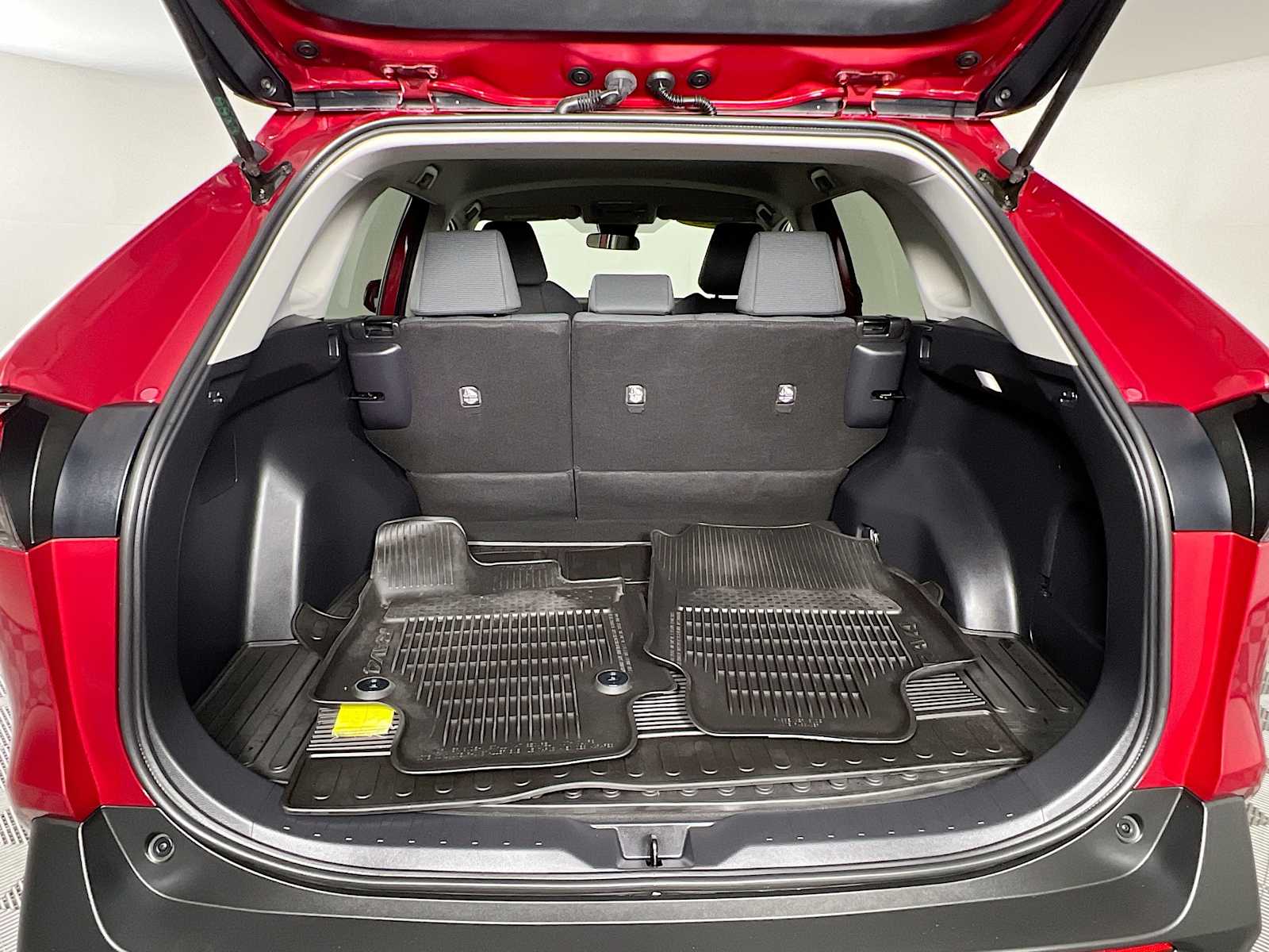 2022 Toyota RAV4 LE - Photo 25