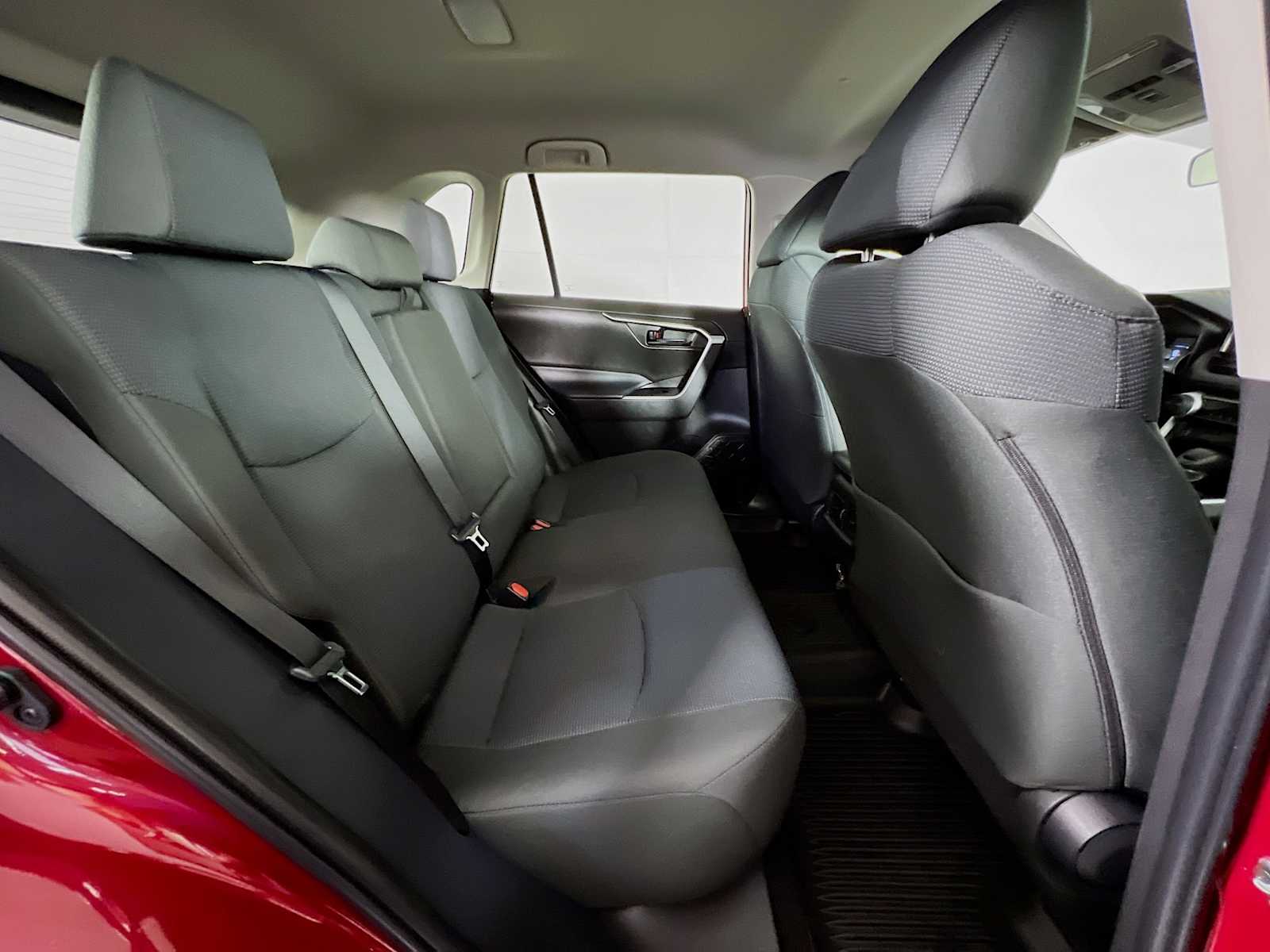 2022 Toyota RAV4 LE - Photo 26