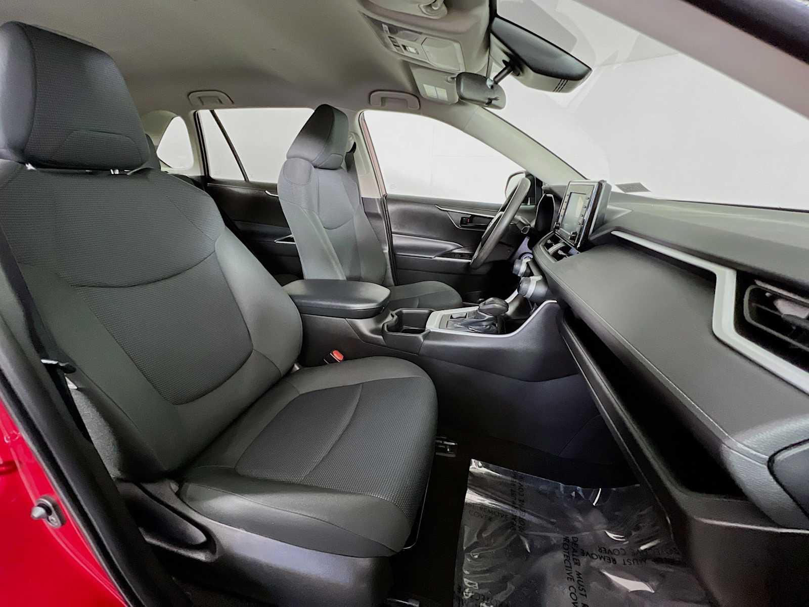 2022 Toyota RAV4 LE - Photo 27