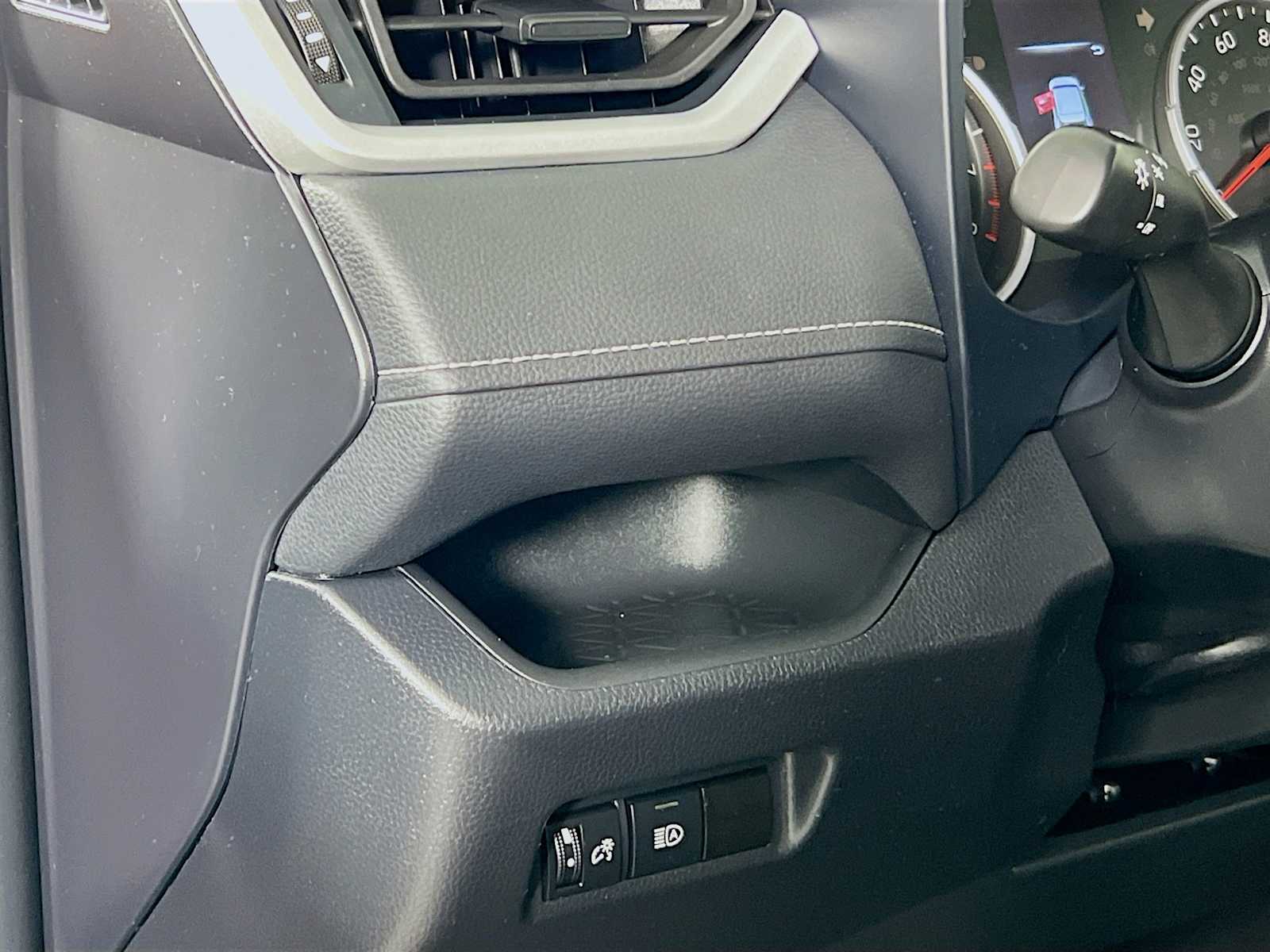 2022 Toyota RAV4 LE - Photo 10